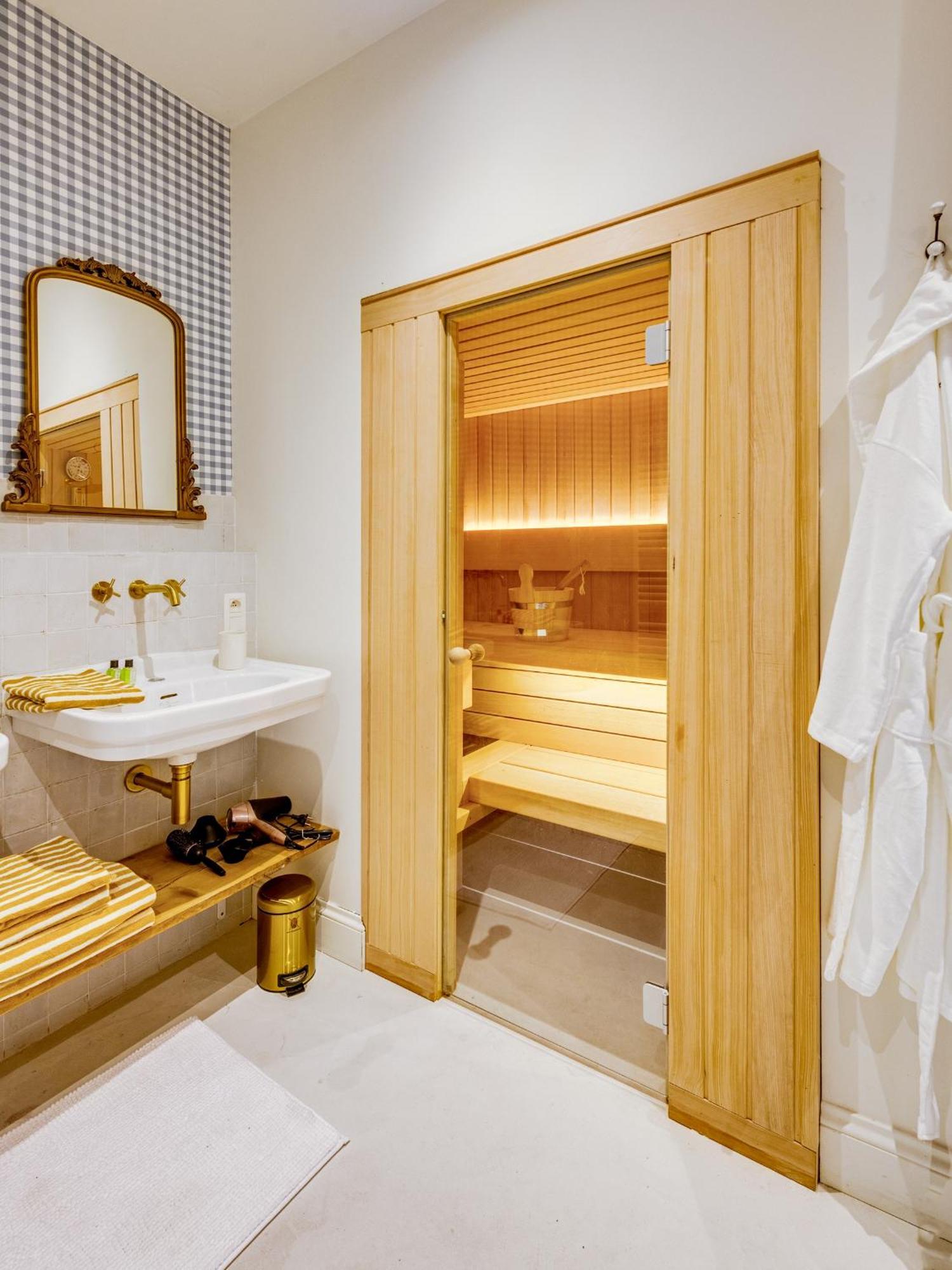 Homestay Romantic Escape And Wellness At Miss Tinguett In *