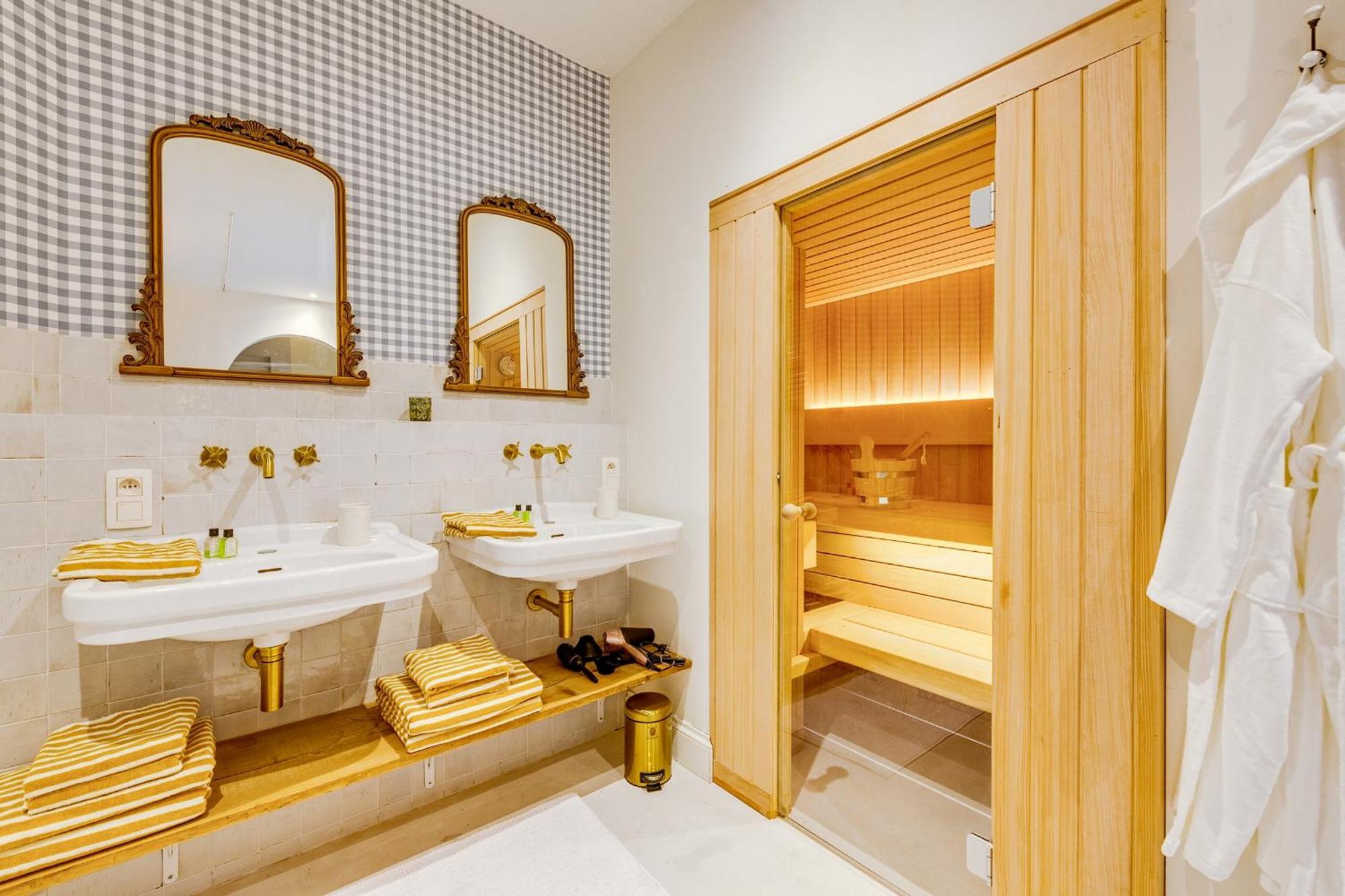 Homestay Romantic Escape And Wellness At Miss Tinguett In *