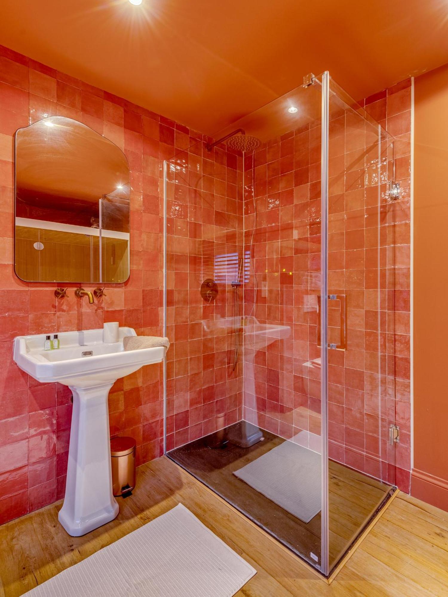Romantic Escape And Wellness At Miss Tinguett In Bruges